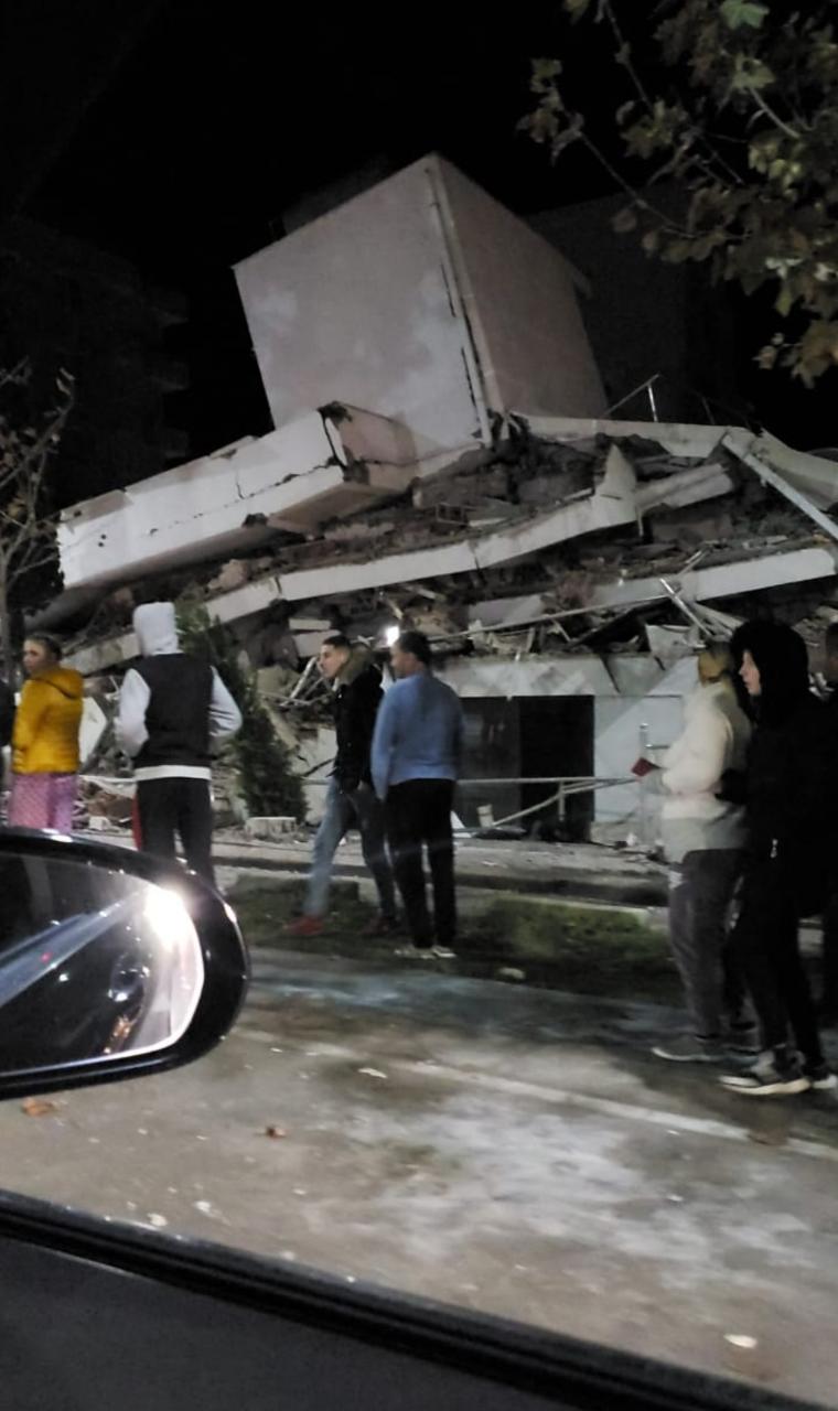Pamje të rënda nga tërmeti me magnitudë 6.4 në Shqipëri