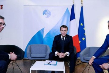 Tensione në Paris, a u përplasë Thaçi me Vuçiqin në presencën e Macronit