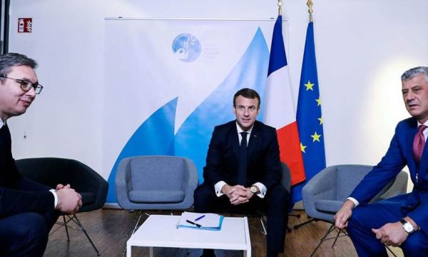 Tensione në Paris, a u përplasë Thaçi me Vuçiqin në presencën e Macronit