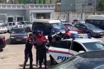 Arrestohen 2 policë në Shqipëri, vjedhen pakot ushqimore të ardhura për banorët e prekur nga tërmeti