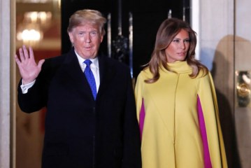 Cila është domethënia e palltos së verdhë të Melania Trumpit, e cila mori vëmendjen e të gjithëve?