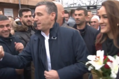 Kadri Veseli kthehet nga Haga dhe pritet si hero nga shumë qytetarë