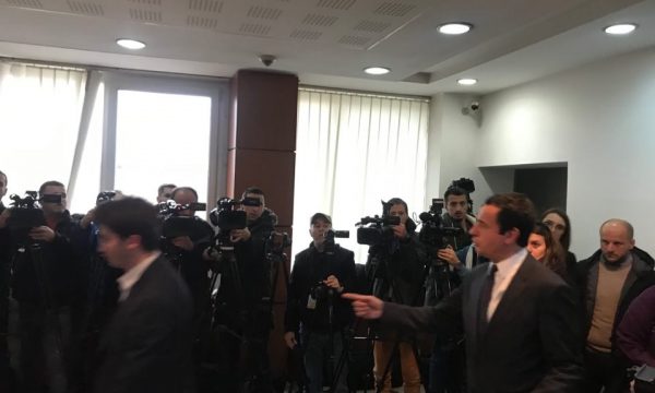 Kurti shkon në Kuvend për takim me Mustafën: Shpresojmë të arrijmë marrëveshje, ministrat vijnë në fund