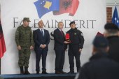 Ilir Meta ndan medalje për ushtarët e Kosovës që ndihmuan Shqipërinë e goditur nga tërmeti