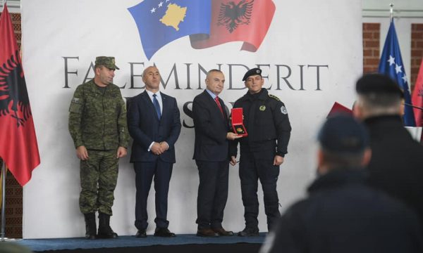 Ilir Meta ndan medalje për ushtarët e Kosovës që ndihmuan Shqipërinë e goditur nga tërmeti