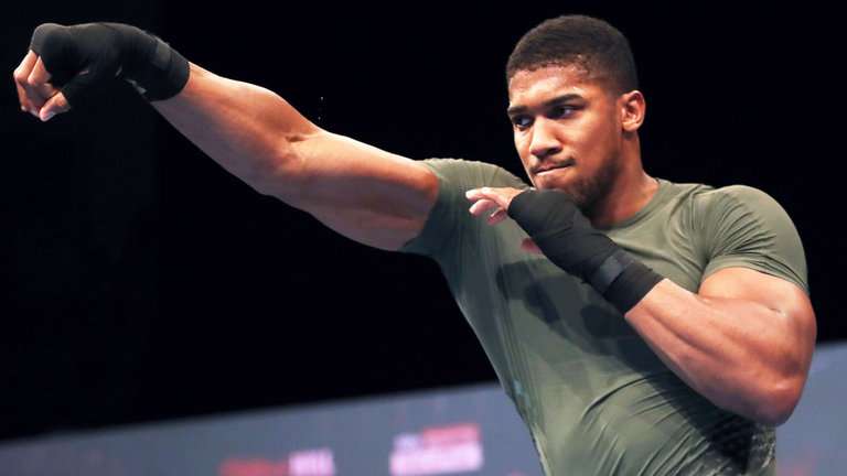 Anthony Joshua kalon natën me gruan e futbollistit të Man Cityt