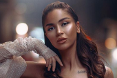“Xhesika” shfaqet krejt “flakë” nga plazhi, tregon format e saj në bikini