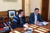 Blerim Latifi ia kthen shpinën Kadri Veselit, thotë se nuk është në PDK