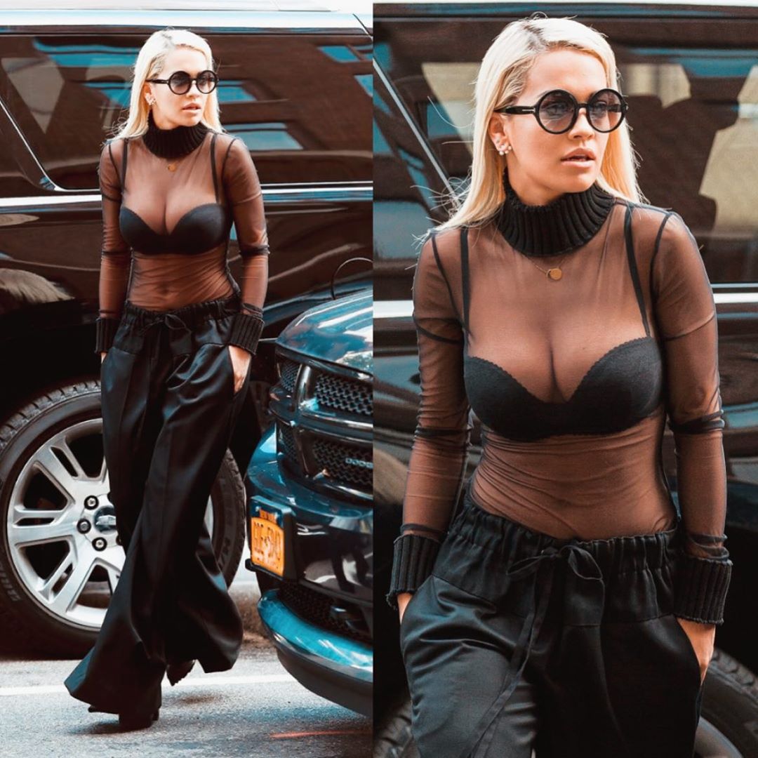 Rita Orën e tradhton fustani, i del gjoksi në plazh