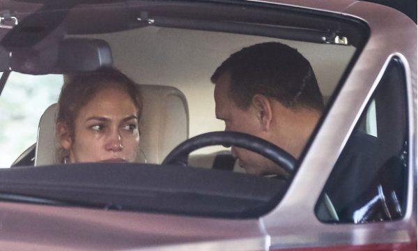 Jennifer Lopez debaton ashpër me partnerin, fotografohet në gjendje të rëndë në makinë