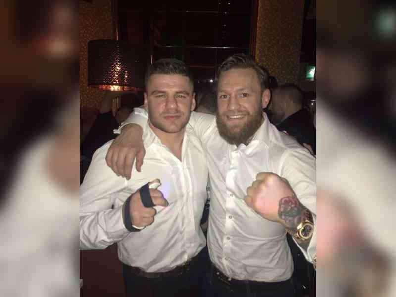 Conor McGregor në shoqërinë e Florian Markut dëgjon ‘Xhamadani vija vija’