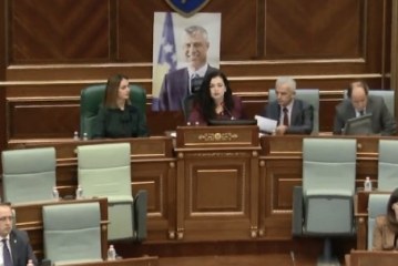 PDK ia vendos Osmanit fotografinë e presidentit Thaçi në Kuvend