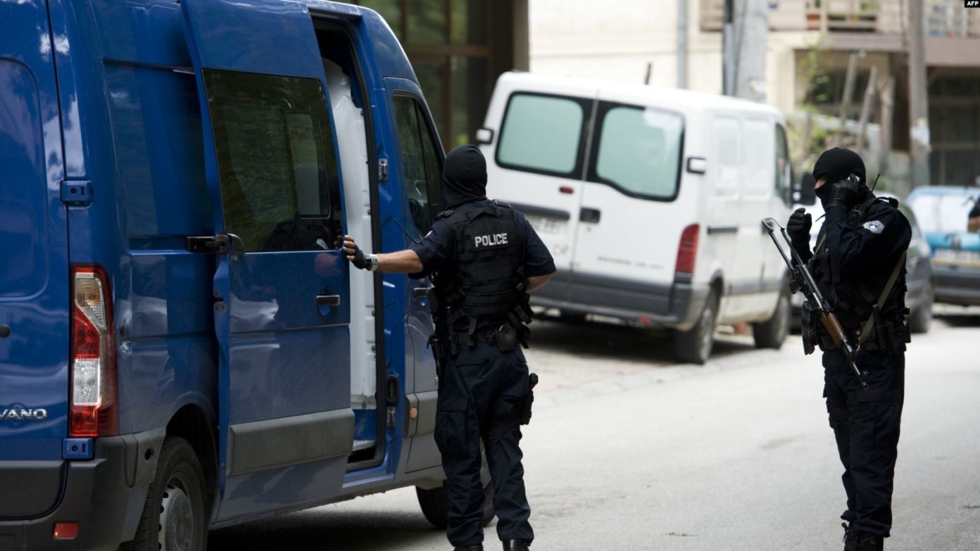 Arrestohen katër persona për ryshfet, një prej tyre zyrtarë të Gjykatës Themelore