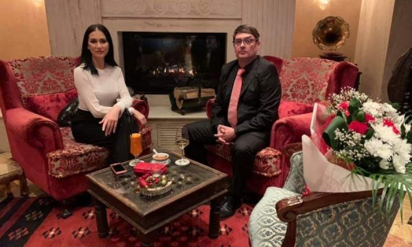Munishi i drejtohet gruas për ditën e të dashuruarve: Edhe Shën Valentini na ka lakmi
