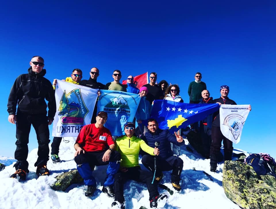 “Rrasa e Zogut” e ngritë flamurin për nder të pavarësisë në pikën më të lartë të Kosovës