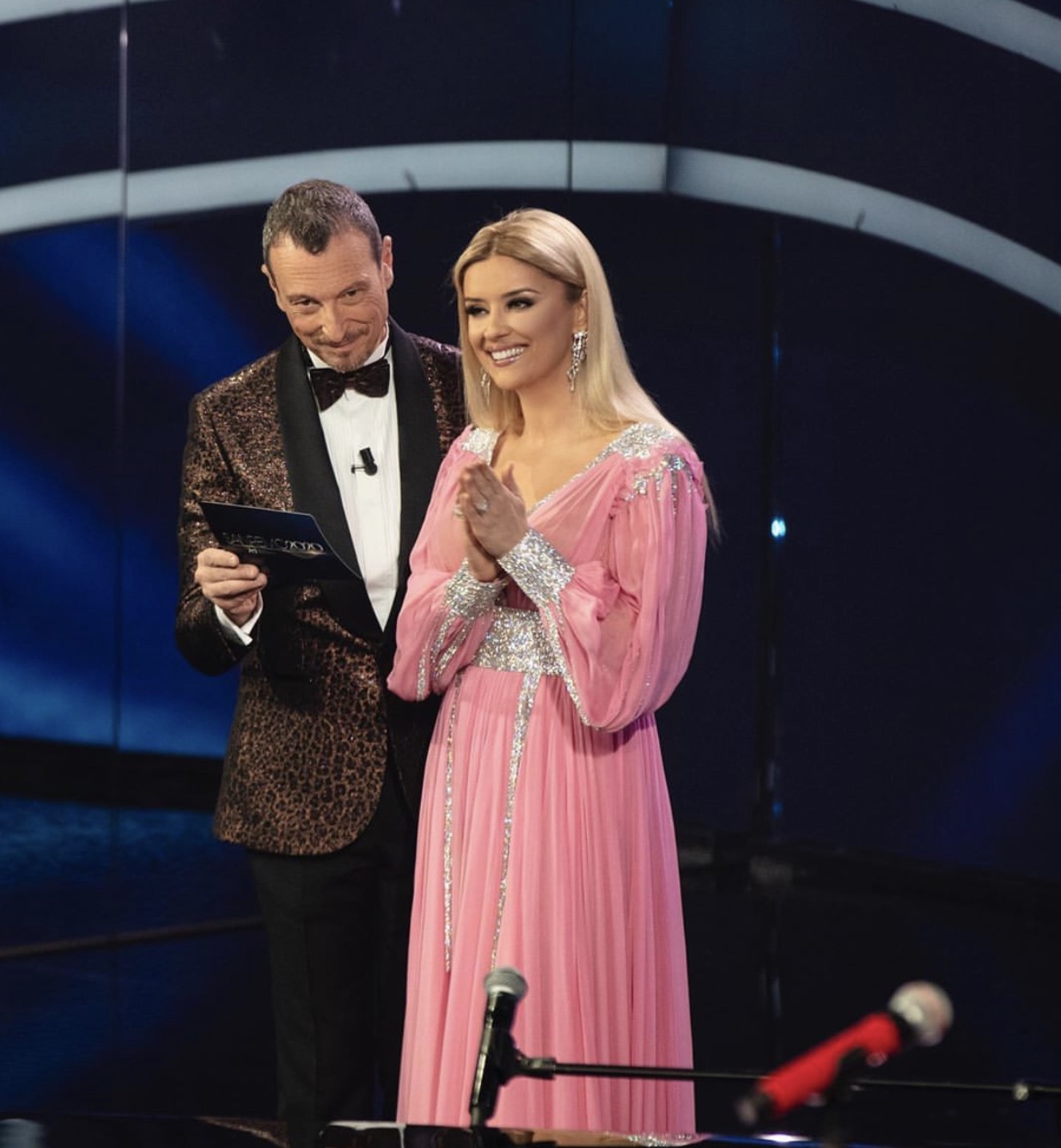 Foto/ Alketa Vejsiu nënshkruan kontratën e jetës me Rai Uno