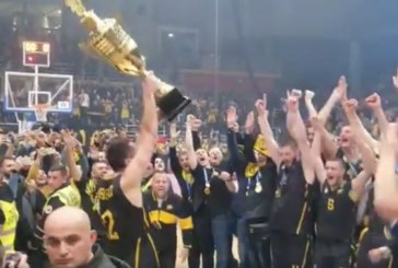 Momenti i ngritjes së trofeut të Kupës nga Peja