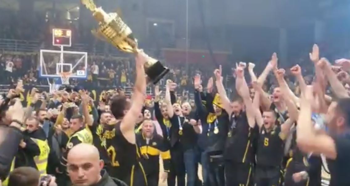Momenti i ngritjes së trofeut të Kupës nga Peja