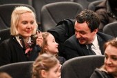 Kohën e lirë Kurtin, shkon në teatër me bashkëshorten dhe vajzën