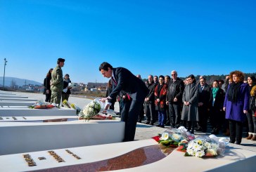 Kurti viziten e parë si kryeministër e realizon në Prekaz