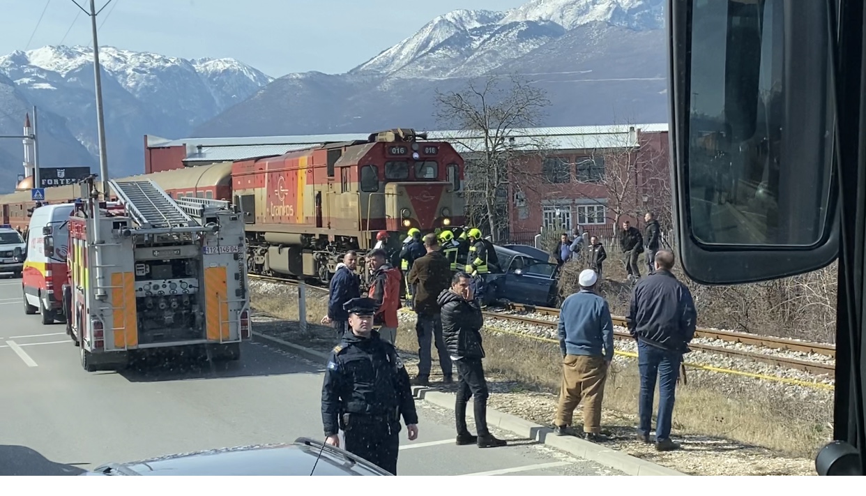 Aksident i rëndë, treni godet veturën në Pejë