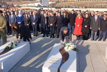 Kryesia dhe deputetët e PDK-së bënë homazhe në Prekaz, aty ku nisi liria