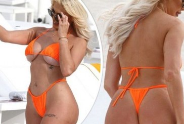 Me mikro-bikini, bukuroshja angleze ua merr mendtë të gjithëve në plazh