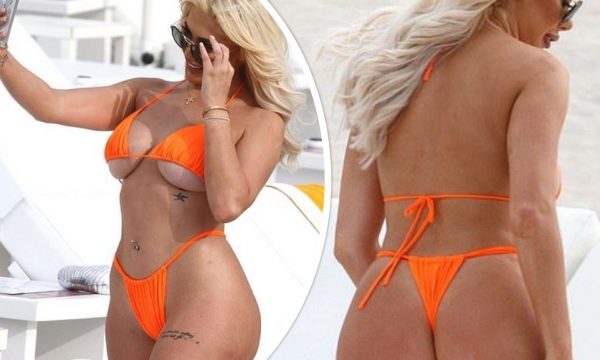 Me mikro-bikini, bukuroshja angleze ua merr mendtë të gjithëve në plazh