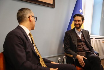 Uran Ismaili i dorëzon detyrën ministrit Arben Vitia