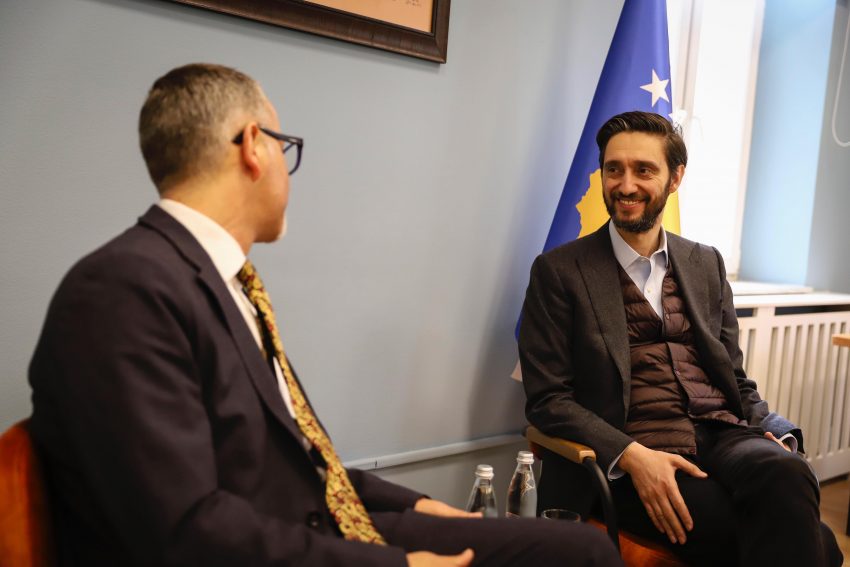 Uran Ismaili i dorëzon detyrën ministrit Arben Vitia