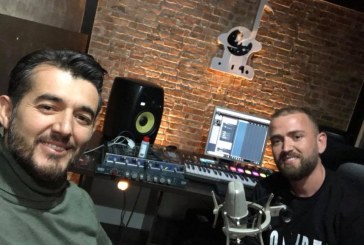 Labi me zemër të madhe, këndon live në Facebook për shqiptarët