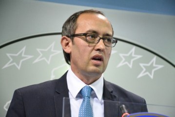 Hoti: Kurti duhet ta heq taksën menjëher sot