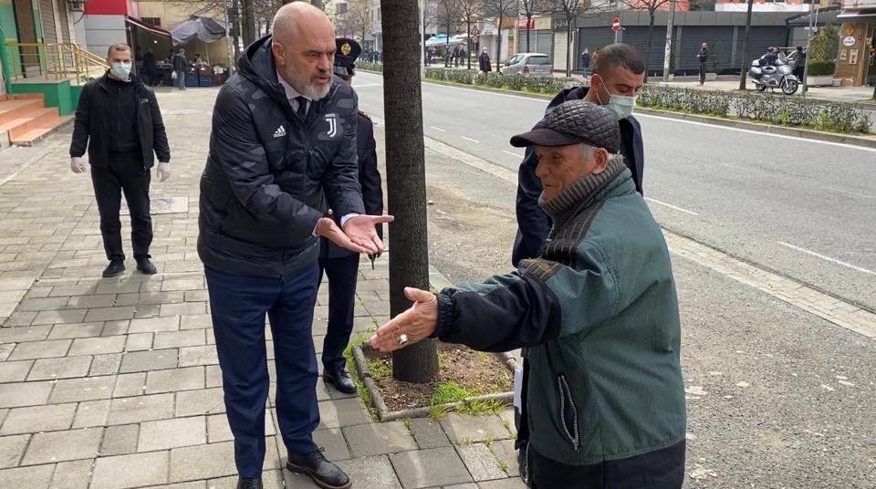 Coronavirusi: Edi Rama del rrugëve të Tiranës, dhe u bërtet të moshuarve që të ikin në shtëpi