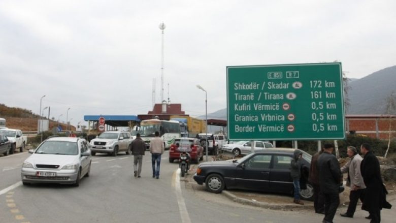 Shqipëria ndalon hyrjen e veturave nga Kosova, lejohen autoambulancat