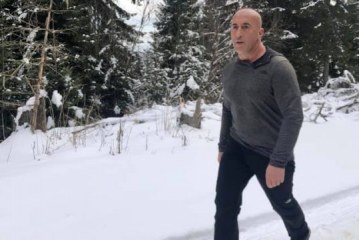 Haradinaj nëpër borë ngjitet në bjeshkët e Junikut