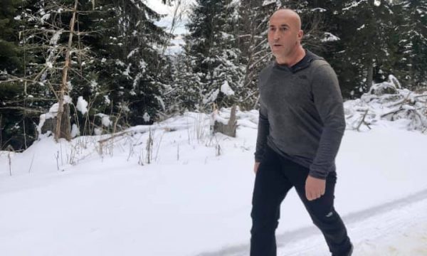 Haradinaj nëpër borë ngjitet në bjeshkët e Junikut