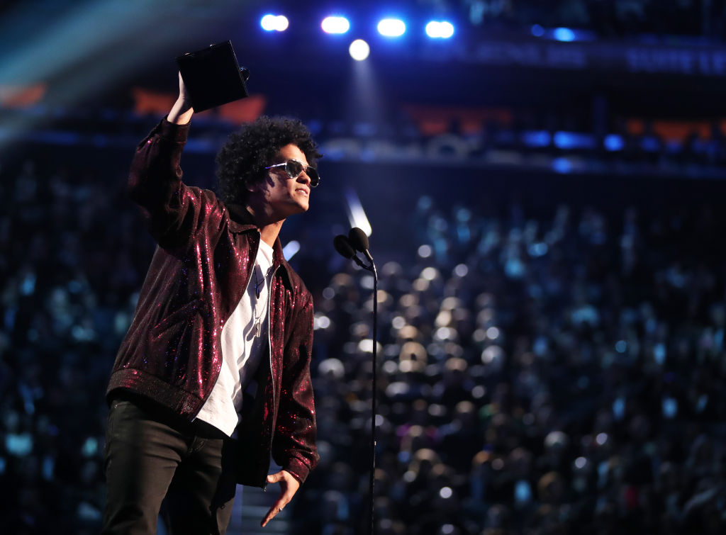 Bruno Mars dhuron një milion dollarë për punëtorët që humbën punën gjatë periudhës së coronavirusit