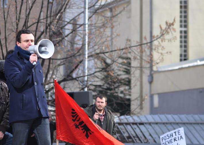 Gazetari nga Shqipëria iu bënë thirrja kosovarëve të rebelohen pas shkarkimit të Albin Kurtit