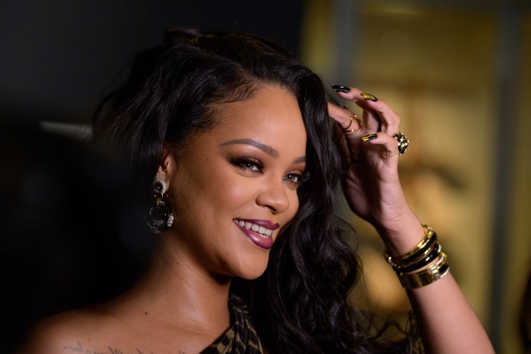 Rihanna dhuron pesë milionë dollarë për të luftuar koronavirusin