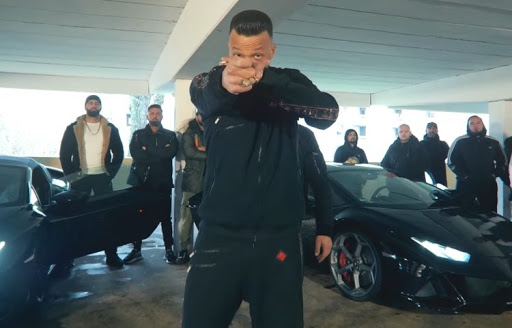 Azetin nuk e ndal koronavirusi, sjell këngën “Remontada”