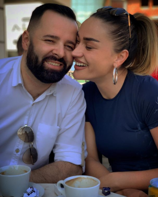 Këngëtarja kosovare ndahet me burrin: Ky i kthehet gruas së parë