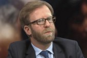 Haki Abazi , e quan Isa Mustafën “komunist parazit”