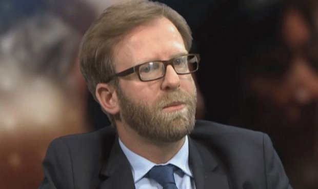 Haki Abazi , e quan Isa Mustafën “komunist parazit”