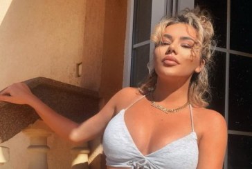 Tayna na përshëndet me poza sexi nga ballkoni