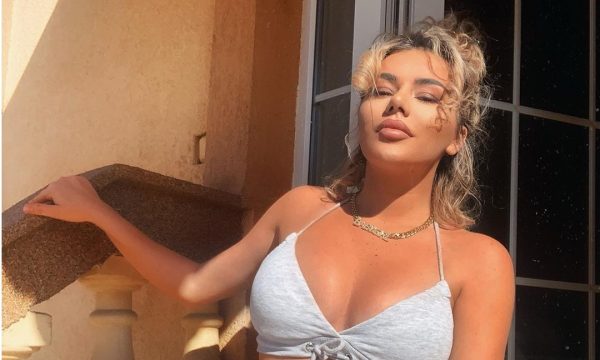 Tayna na përshëndet me poza sexi nga ballkoni