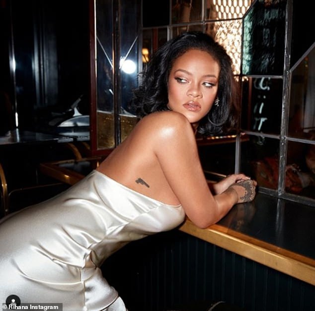 Rihanna merr vëmendje me pozat atraktive