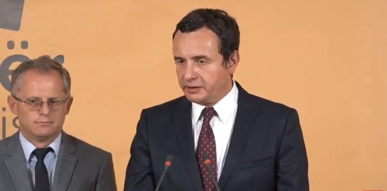 Kryeministri Kurti dhe ministri Bislimi mbajnë konferencë të përbashkët për media