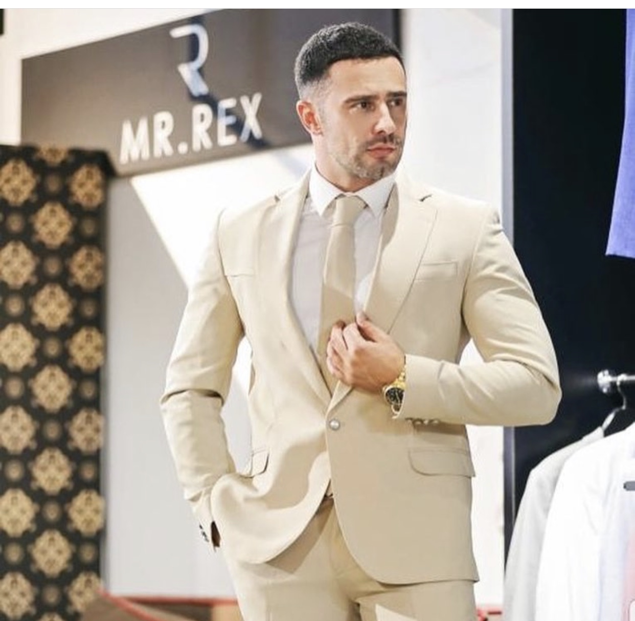 Robert Berisha e harronë Norën, publikon një femër sexi në Instagram