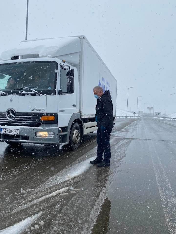 Halil Kastratin nuk e ndal as bora, niset për tre qytete për të ndar ndihma