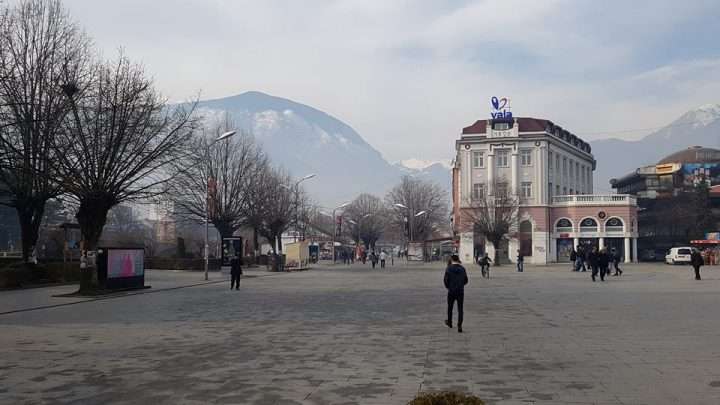 Një familje nga lagjja dardania në Pejë, vazhdon izolimin pasi gruaja del me coronavirus